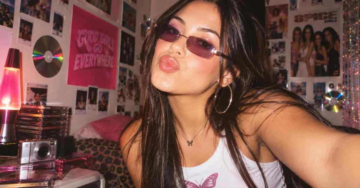 Retrato feminino com estética Pop Retrô criada com inteligência artificial, flash direto e visual inspirado nos anos 2000